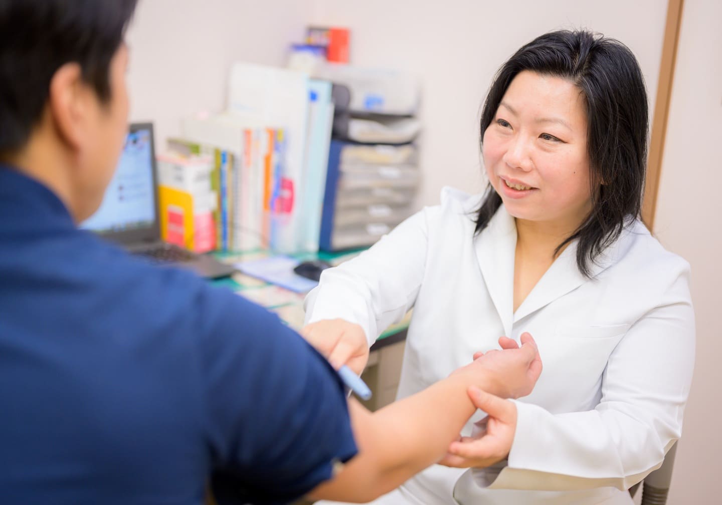 診察中の若い医師1