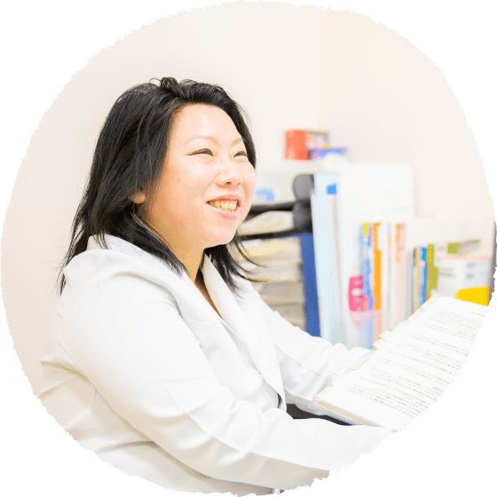 診察中の若い医師2